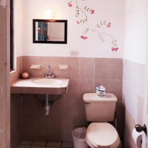y baño con aseo y lavamanos. en Casa Ana Ruth (Bucerias, Nay.) en Bucerías
