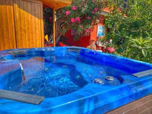 Bazén v ubytování Mordelliya Private Jacuzzi Suites nebo v jeho okolí