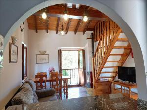 ein Wohnzimmer mit einer Wendeltreppe und einem Esszimmer in der Unterkunft Apartamentos rurales La Casa Vieja De Alceda in Alceda