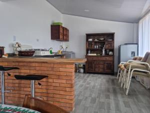 - une cuisine avec un comptoir et des chaises dans la chambre dans l'établissement Casa Campestre Sua Meca Guatavita, à Guatavita