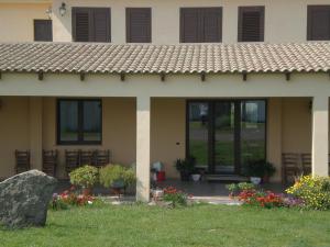 a house with flowers in the front yard at Agriturismo Montealma in Nulvi
