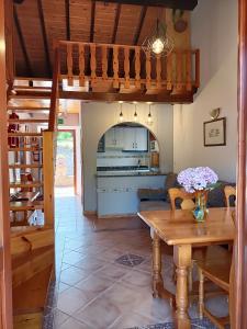 a living room with a table and a kitchen at Apartamentos rurales La Casa Vieja De Alceda in Alceda