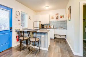 una cucina con bancone e 2 sgabelli da bar di Castle in the Sky Unit Y a West Yellowstone Altre 6 foto