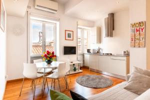 uma sala de estar com mesa e cadeiras e uma cozinha em Luxury Flat in Town - Lucca City Center em Lucca