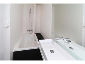 biała łazienka z wanną i umywalką w obiekcie THE GARDEN - Vacation STAY 69186v w mieście Azagawa