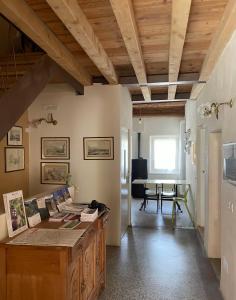 sala de estar con techo de madera y mesa en Casa Alpha, en Vittorio Veneto