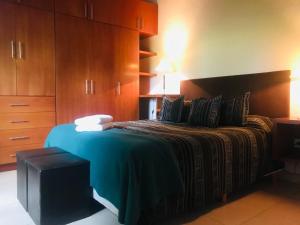 1 dormitorio con 1 cama con manta azul en El Estanque en Tandil