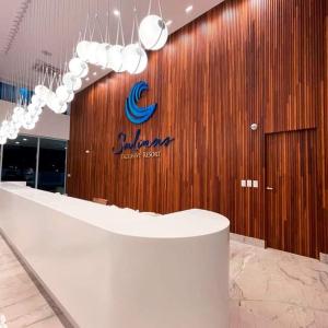 un hall avec un panneau sur un mur en bois dans l'établissement Salinas Exclusive Resort, à Salinópolis 18 autres photos