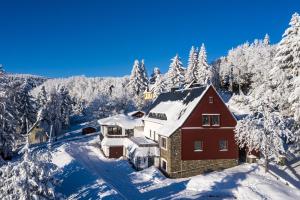 una vista aérea de una casa cubierta de nieve en Ferienhaus Freitag en Kurort Oberwiesenthal