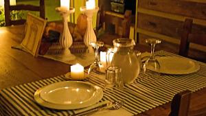 einen Tisch mit einem Teller und einer Kerze auf einem Tisch in der Unterkunft Villa Dacia home in Guiglia