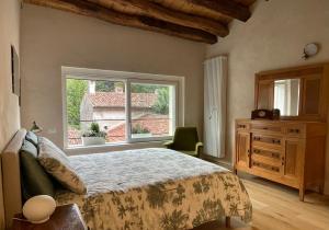 1 dormitorio con cama y ventana grande en Casa Alpha, en Vittorio Veneto