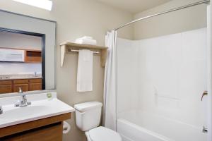 Ένα μπάνιο στο WoodSpring Suites Fredericksburg +10 φωτογραφίες