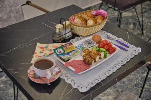 ein Tisch mit einem Tablett mit Essen und einer Tasse Kaffee in der Unterkunft KALİSPERA HOTEL in Antalya