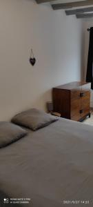 Katil atau katil-katil dalam bilik di Maison indépendante près de Valenciennes climatisé ,wifi , parking privé