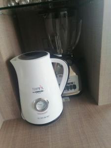 a white tea kettle is sitting in a box at Reñaca - Eluchans Plaza in Viña del Mar +7 photos