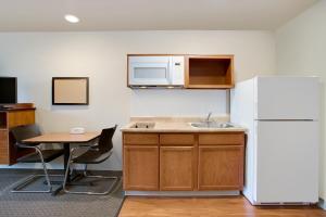 Kjøkken eller kjøkkenkrok på WoodSpring Suites Columbus North I-270