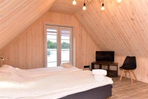 Ένα ή περισσότερα κρεβάτια σε δωμάτιο στο Namelis ant vandens "Giliaus namelis"