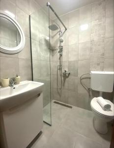 Bilik mandi di Clarina All Seasons Rooms & Apartments
