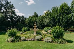 Vonkajšia záhrada v ubytovaní Hotel & Restaurant Chateau Trnová