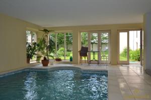 - une piscine dans une maison avec terrasse dans l'établissement Hotel & Restaurant Chateau Trnová, à Trnowa