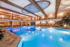 Bazén v ubytovaní Alpen-Wellness Resort Hochfirst alebo v jeho blízkosti