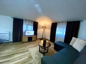 Ruang duduk di Clarina All Seasons Rooms & Apartments