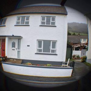 une maison avec un bateau devant elle dans l'établissement Seaview Ballintoy, à Ballintoy