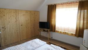 Ένα ή περισσότερα κρεβάτια σε δωμάτιο στο Casa cu fantana