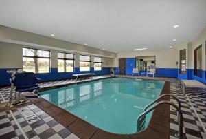 una grande piscina con acqua blu in una camera d'albergo di Holiday Inn Express Marshall, an IHG Hotel a Marshall