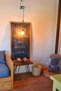 una pizarra con escritura en una habitación en Cabañas Sixilera en Huacalera