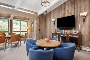 a living room with a table and chairs and a television at Standard 3 Bedroom - Aspen Alps #803 in Aspen