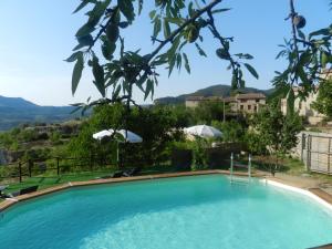 a beach with a pool and a swimming pool at La Siuranella in Siurana