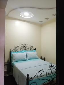 een slaapkamer met een bed met een wit plafond bij Sidi Youssef Agadir in Agadir