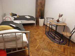 Moti Apartments في كراكوف: غرفة بسريرين وارضية خشبية