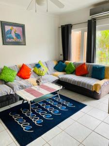 sala de estar con sofá y mesa en Direct Access to the Beach, en Port Edward