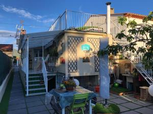 ein Haus mit einer Terrasse mit einem Tisch und Stühlen in der Unterkunft Pavillon Clara Flor in Prades