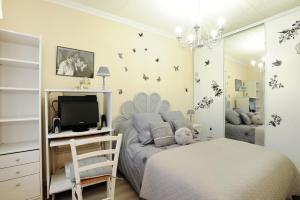 um quarto com uma cama e uma televisão em Pavillon Clara Flor em Prades