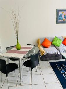 sala de estar con mesa y sofá en Direct Access to the Beach, en Port Edward
