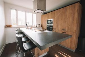 A kitchen or kitchenette at La Perlina - Appartement + Parking - V-rent