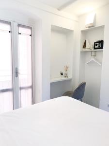 A bed or beds in a room at La Ripa Camere Vernazza - The Spinnaker Suite Még 10 kép