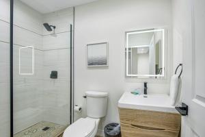 威尼斯Casey Key Resorts - Beachfront的带淋浴、马桶和水槽的浴室 更多37张照片