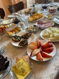 una tavola piena di piatti da mangiare su un tavolo di Family Hotel Kolorit Old Tbilisi a Tbilisi City