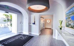 a hallway with a black rug on the floor at Hotel Cala Moresca in Bacoli