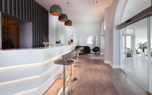 a living room with a bar with stools at Hotel Cala Moresca in Bacoli