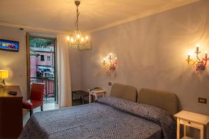 a bedroom with a bed and a lamp at Stella Della Marina in Monterosso al Mare