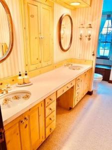 a bathroom with two sinks and a toilet at Beautiful in town acreage in Lincoln