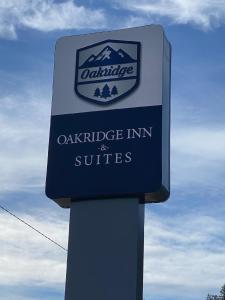 Oakridge的住宿－Oakridge Inn & Suites，华尔哈拉旅馆及套房标志
