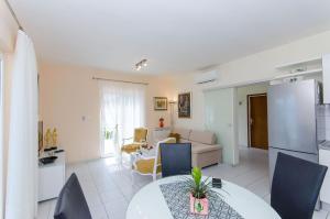 a kitchen and living room with a table and chairs at Apartments Jerko in Sutivan