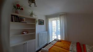 Schlafzimmer mit einem Bett und einem Fenster in der Unterkunft apartmány Dlouhá louka in Trhové Sviny