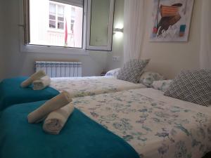 Posteľ alebo postele v izbe v ubytovaní EL RINCON DE LA MERCED junto Laurel Aire acondicionado By Apartamentos Logrono